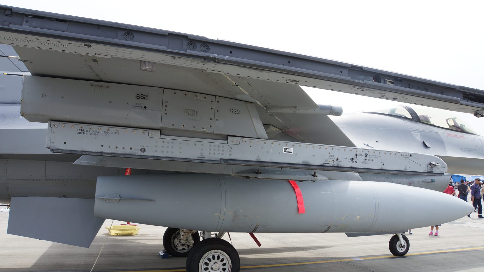 Kanat altı silah rayı ve mühimmat montaj geometrisi yakın çekim (F-16)