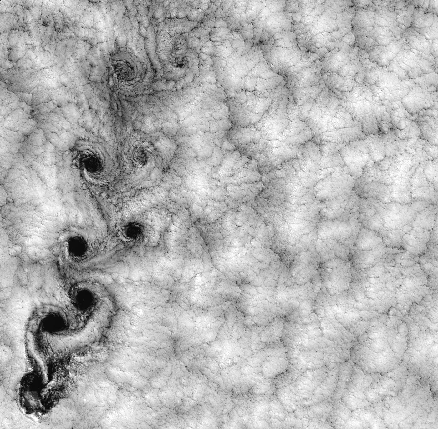 Atmosferdeki girdap deseni - kaotik/olasılıksal davranışın uydu görüntüsü (NASA)
