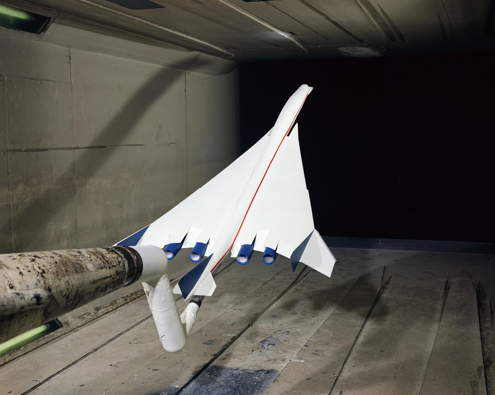 Süpersonik rüzgar tünelinde referans çizgili uçak modeli testi (NASA Langley)