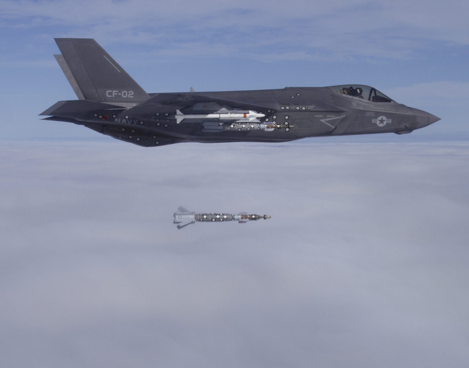 Bir F-35'ten güdümlü mühimmatın ayrılma anı (ABD Deniz Kuvvetleri test uçuşu)